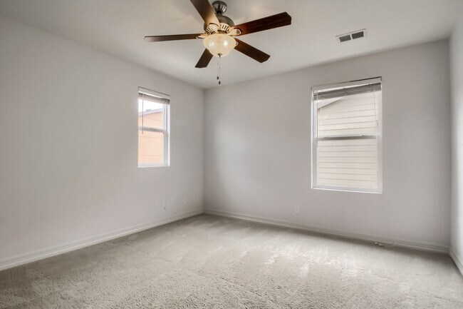 Building Photo - Beautiful 3 bedroom townhome in Central Pa...