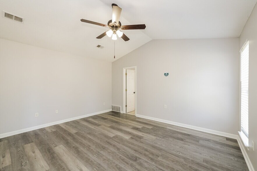 Building Photo - 7832 Sarah Ann Dr S