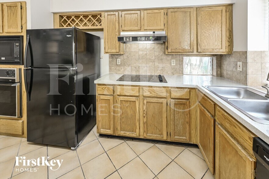 Building Photo - 15966 Oak Mountain Dr