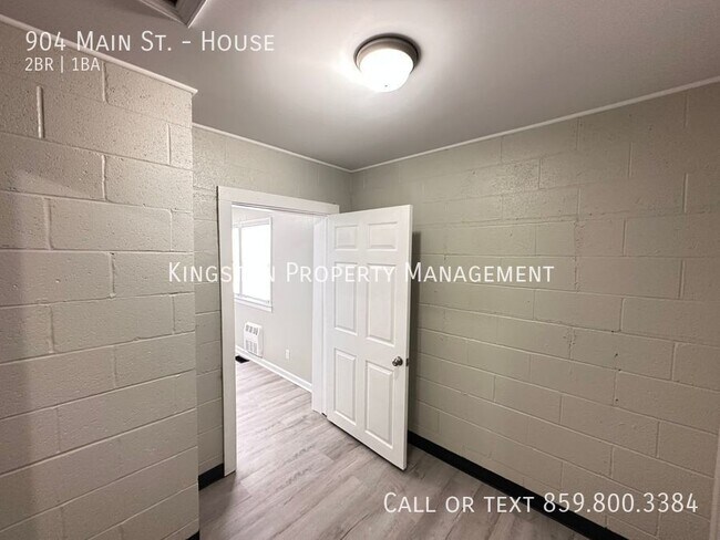 Building Photo - 904 Main St