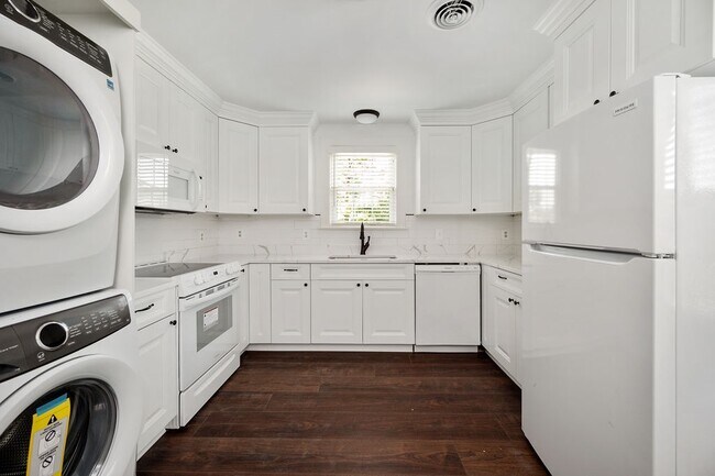 Building Photo - 819 Weedon St