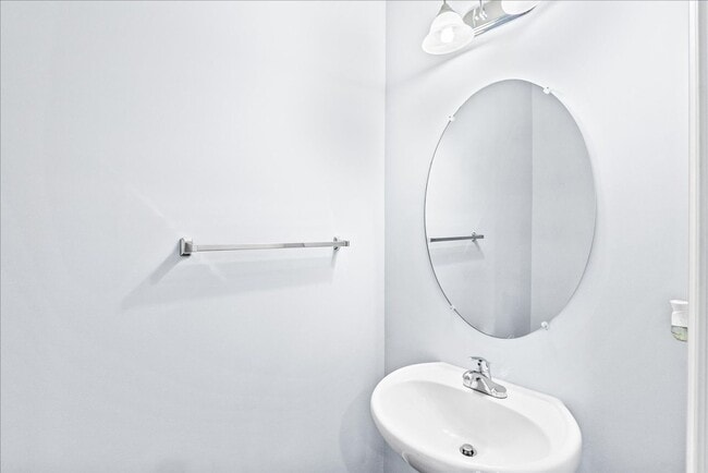 Building Photo - Commuter Friendly 3 Bed 3.5 Bath Townhome