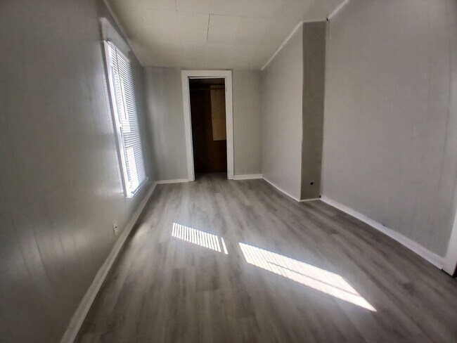 Building Photo - Cozy 3 Bedroom Upstairs Apartment- Available Now! W+D Hookup! Pet Friendly!
