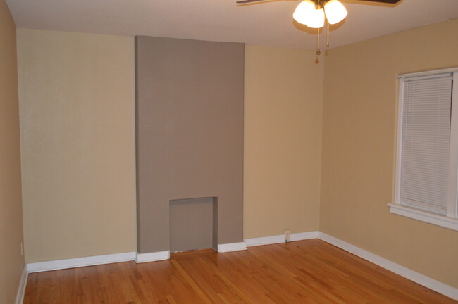 Living Room - 610 N Bluff Ave