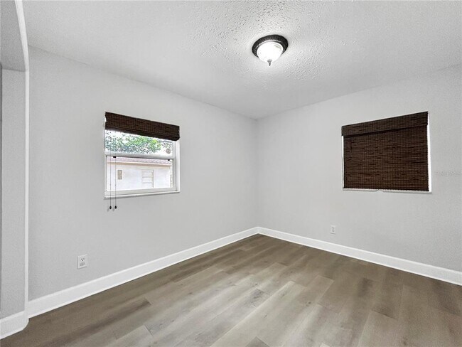 Building Photo - 2404 N Ramona Cir