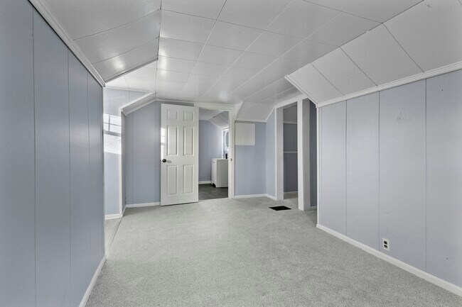 Building Photo - 906 Harrow Rd