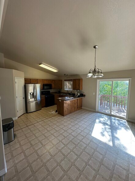 Full kitchen - 2113 N 550 W