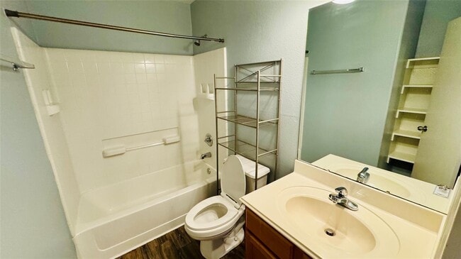 Building Photo - 4007 Hunter's Ridge Dr