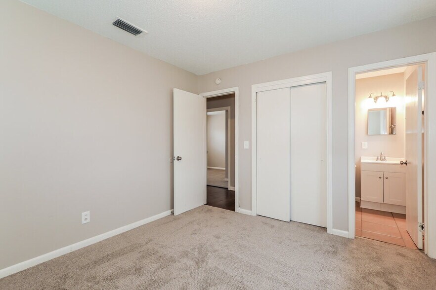 Building Photo - 5664 Hillman Dr