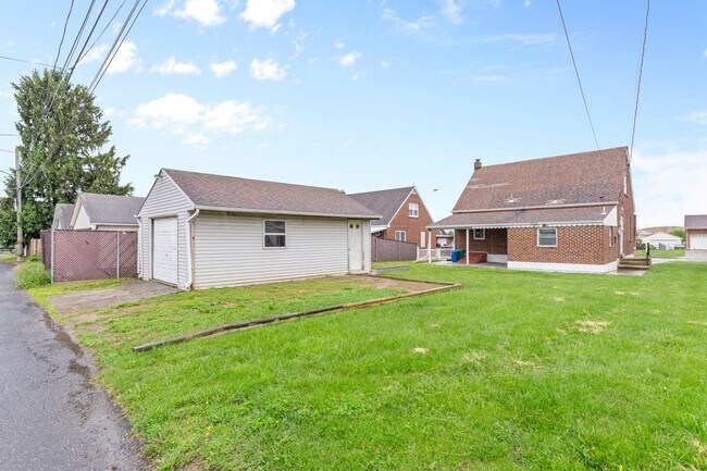 Building Photo - 813 N Kiowa St