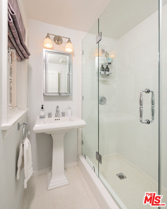 Building Photo - 1515 N Doheny Dr