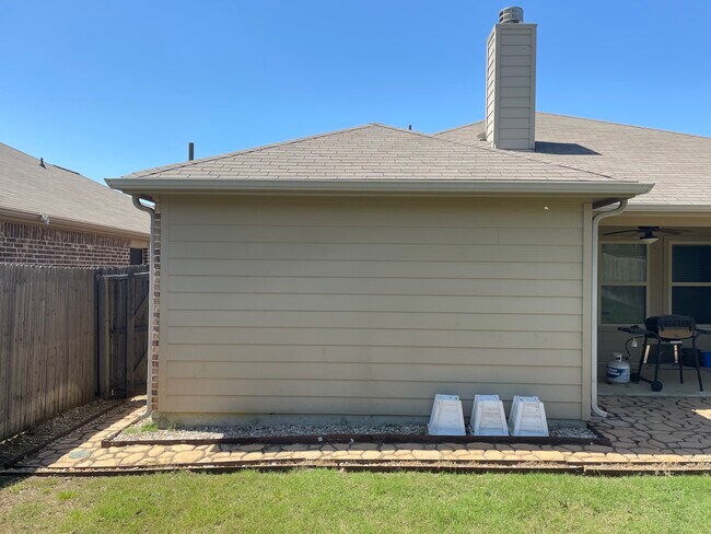Building Photo - 701 Cheyenne Dr