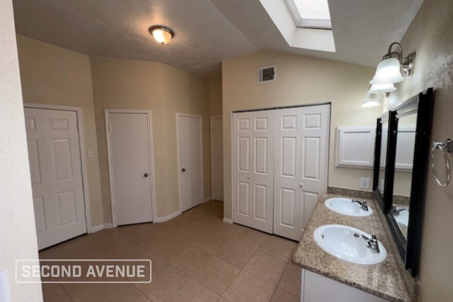 Building Photo - 7610 Alcomita Dr