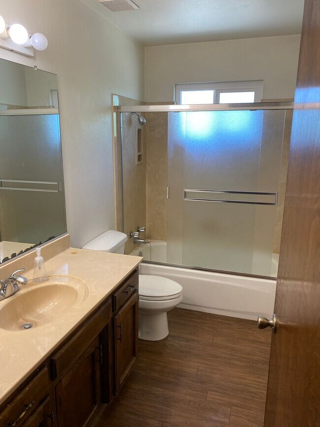 Building Photo - Spacious home in Northeast Hanford, central air, quiet cul-de-sac lot!