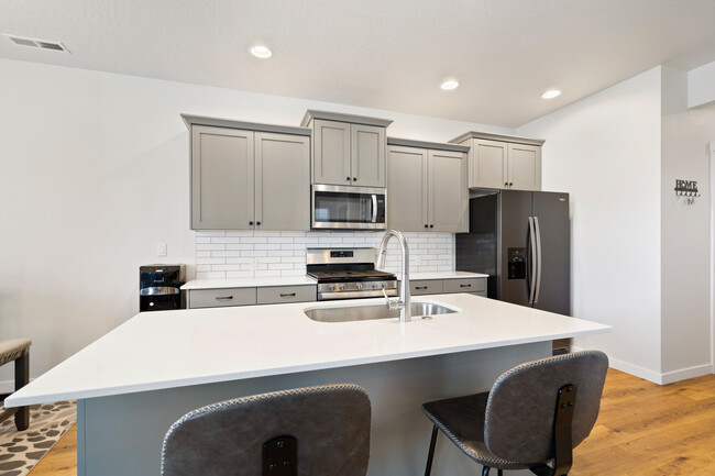 Building Photo - 5359 S Redeken Pl