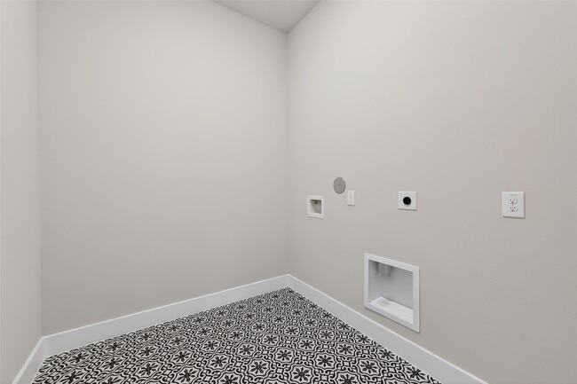 Building Photo - 2022 Serene Spgs Dr