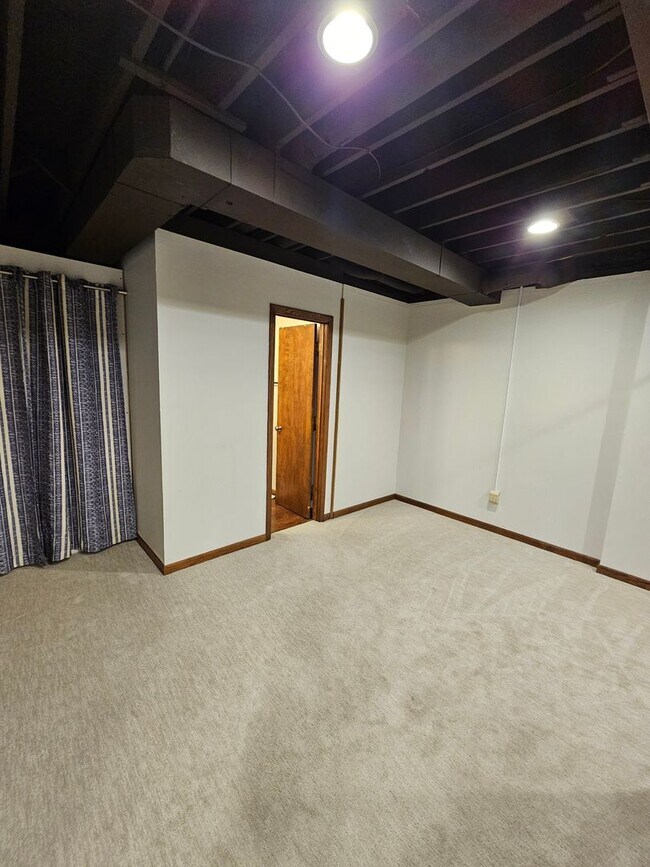 Building Photo - Remarkable 5 Bedroom Home For Rent in Mentor