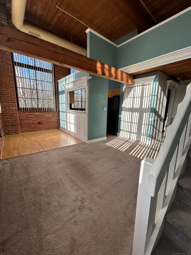 Building Photo - 839 Main St