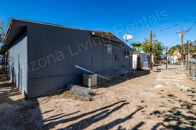 Building Photo - COZY & SPACIOUS