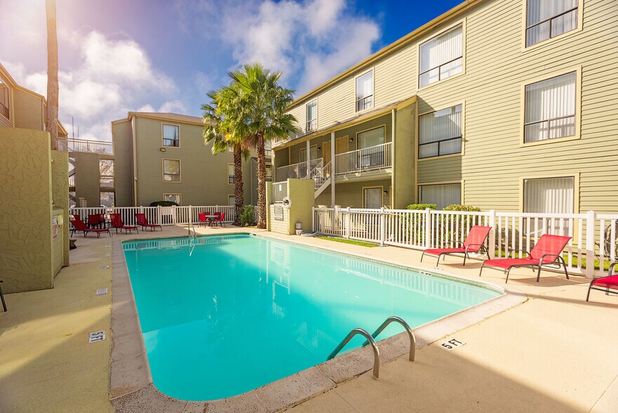Carelton Courtyard Apartments 215 Market St Galveston TX 77550