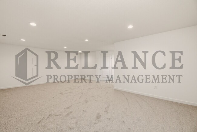 Building Photo - 5263 N Pinecrest Ct