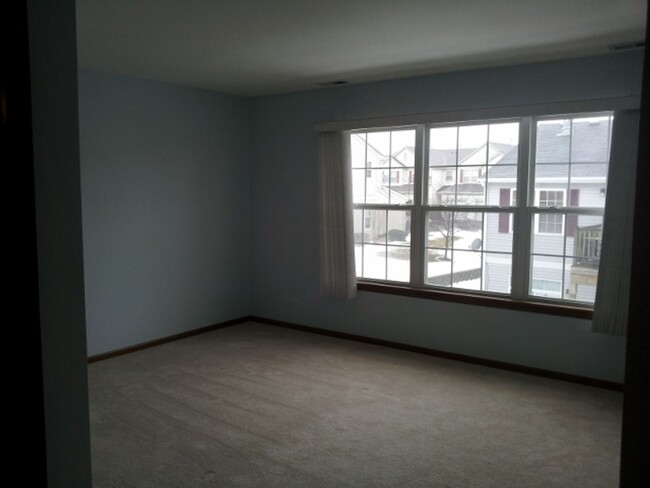 Building Photo - GORGEOUS 2 BEDROOM TOWNHOME LOCATED IN LIN...