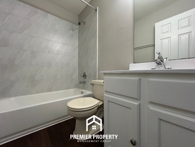 Building Photo - Cozy 3BR Home with Fireplace, Hardwood Floors & Fenced Yard in Memphis