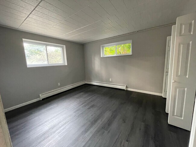 Building Photo - Updated 1 Bedroom in Bellevue with Off Str...
