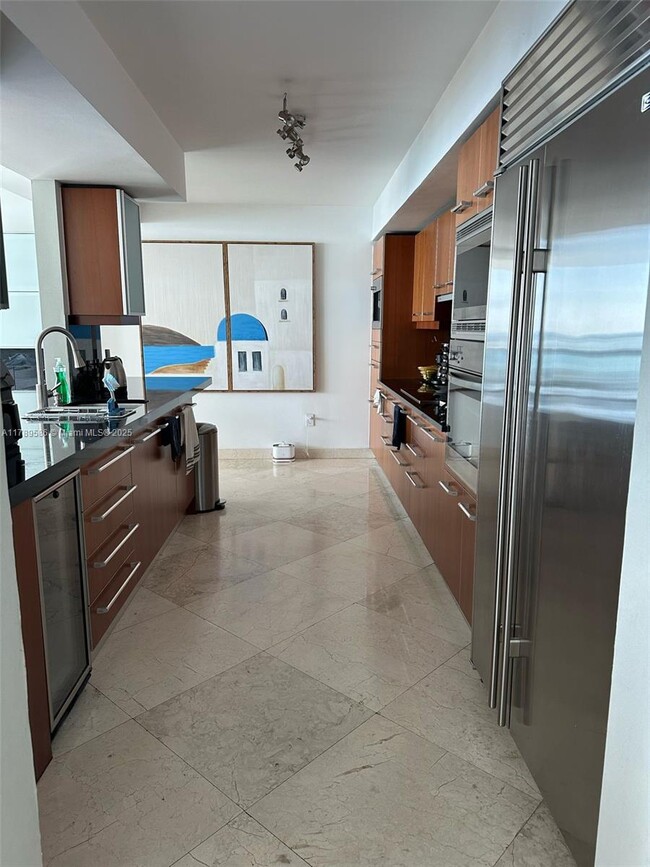 Building Photo - 1331 Brickell Bay Dr