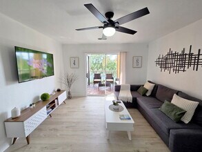 Building Photo - 5447 Vineland Rd