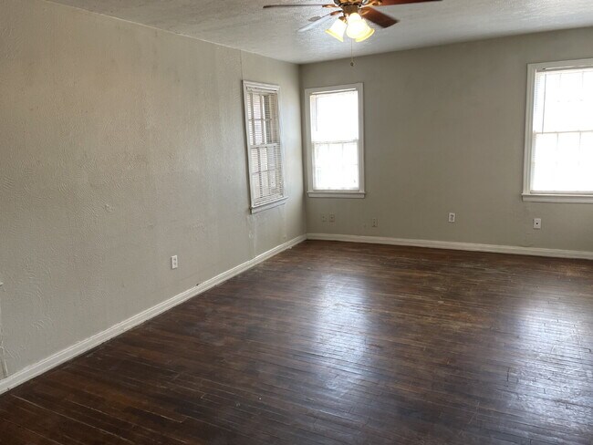 Building Photo - Cute One Bedroom Close to Campus with Lawn...