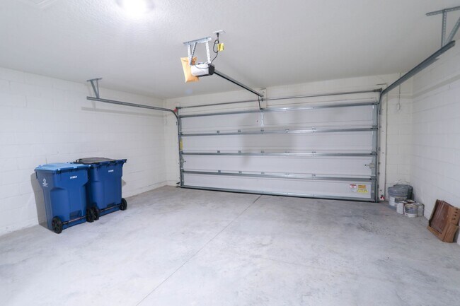 Building Photo - 2950 Lavanda Dr