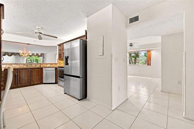 Building Photo - 7647 Granville Dr