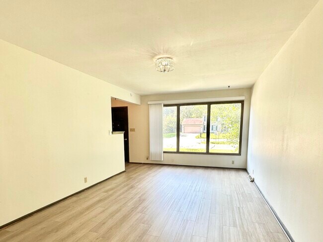 Building Photo - 2330 S Brookside Pkwy
