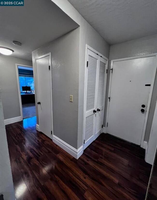 Building Photo - 1093 Mohr Ln