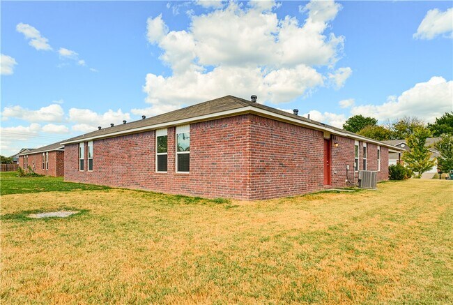 Building Photo - 225 W Marietta Way