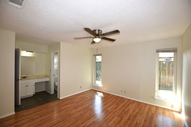 Building Photo - Cozy Brushy Creek 1 story - Cul-de-sac Lot