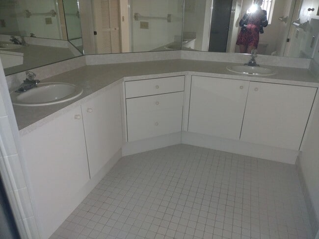 Building Photo - 2 bedroom 2 bathroom Large House for rent ...
