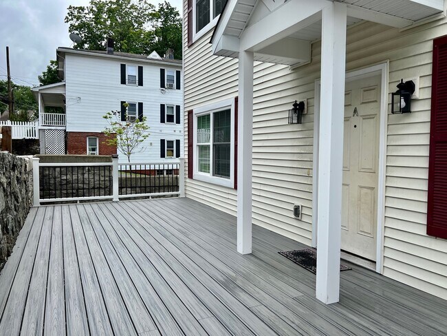 Building Photo - 1002 N Division St