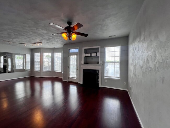 Building Photo - Charming Lakefront Townhome