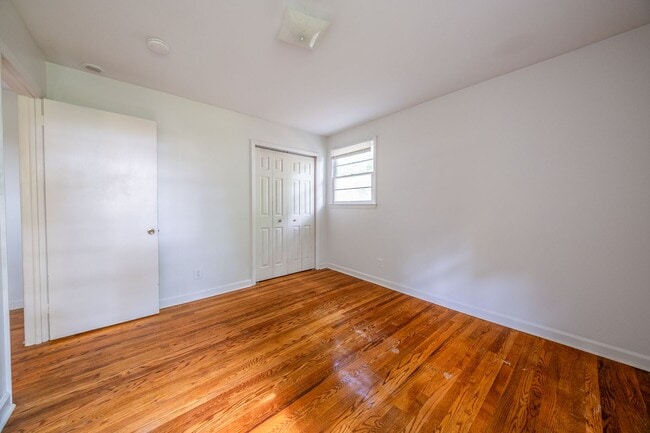 Building Photo - 3-bedroom, 1-bath home with a fenced-in yard, located on Guerrant Street in Greensboro