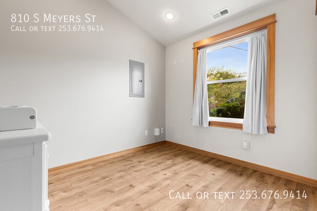 Building Photo - 810 S Meyers St