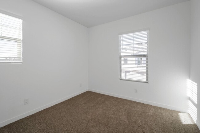 Building Photo - Like New Luxurious Modern 3 Bedroom 2 Bath...