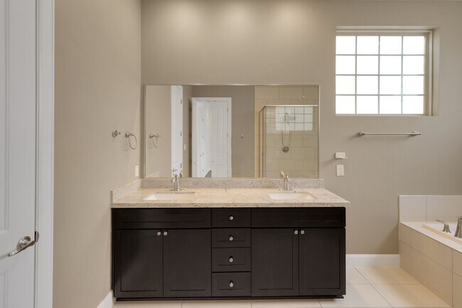 Building Photo - 1030 W 26th St