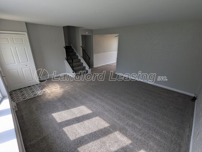 Building Photo - Spacious Split-Level Home with Updates in ...