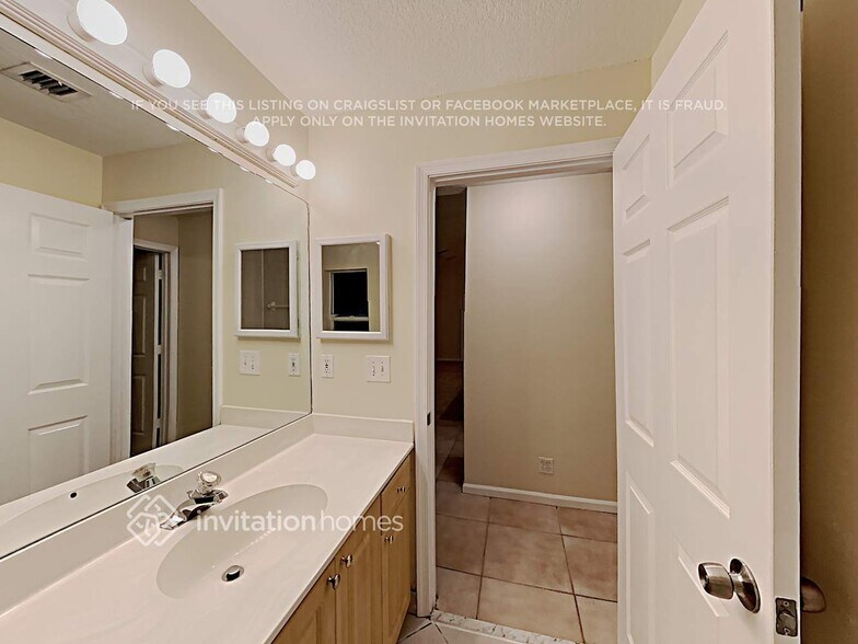 Building Photo - 14822 Paddock Dr