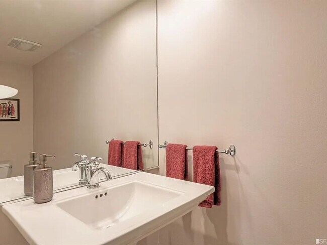 Building Photo - "Spacious 1-Bed, 2-Bath Gem in San Francisco's Heart – Your Urban Sanctuary Awaits!"