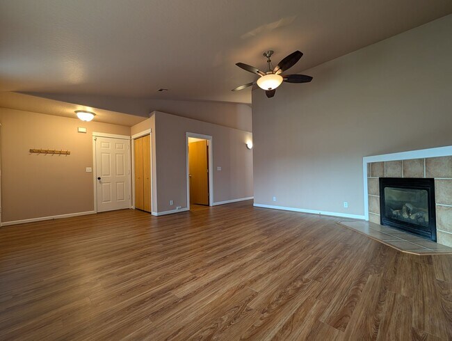 Building Photo - Great 3 bed/2bath home with bonus space and fenced in yard!