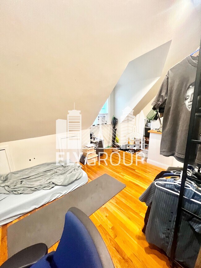 Building Photo - 165 Sharon St