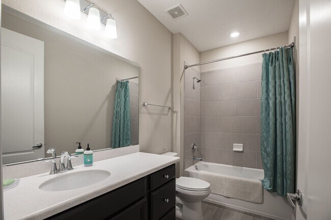 Building Photo - Stunning Home in Desirable Neighborhood